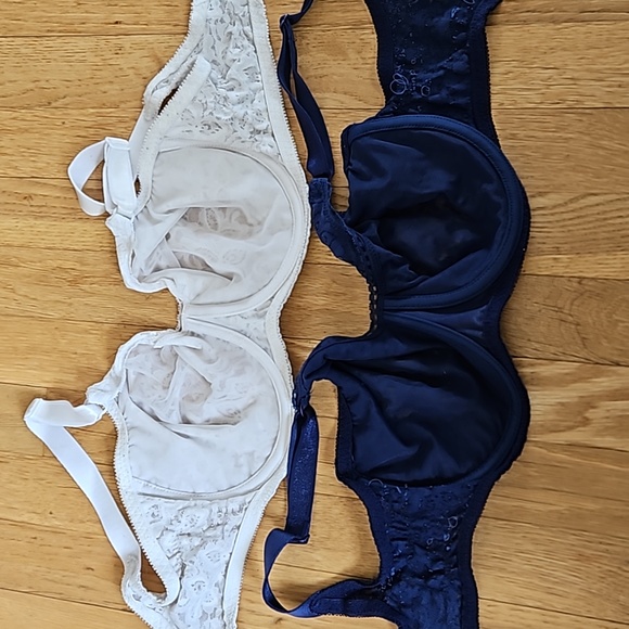 Pair of two Bali 34DD Lace 'N Smooth Underwire Bras - Picture 7 of 11